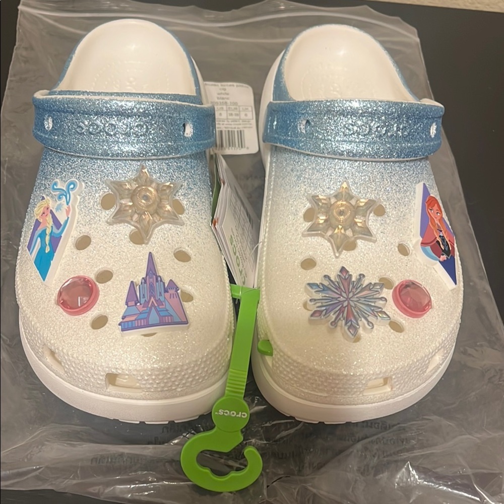 BNWT CROCS Frozen Platform Clogs Women Size 8